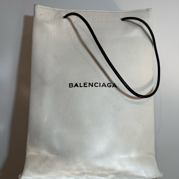 🚨3 DAY SALE 25% OFF‼️ 
Balenciaga Large leather Shopping Bag! 2019 runway piece. - Picture 2 of 13